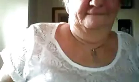 在她紧的猫的美丽的白肤金发的宝贝当归迪克