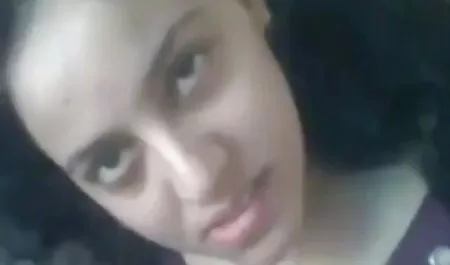Silvie与她的朋友亲密的女同性恋时刻